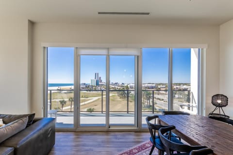 Luxury 4 BR Gulf View Condo with Modern Appliances! Right next to the Hangout! Casa in West Beach