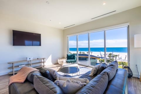 Beachfront, Luxury 4 BR Condo with Gulf views next to the Hangout! Haus in West Beach