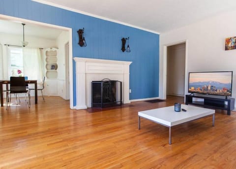 Spacious 2 Bedroom unit With Fireplace F Condo in Santa Monica