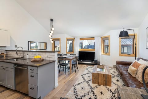 Chalet Chic Condo, Short Walk to Lift 7, Covered Parking condo Copropriété in Telluride