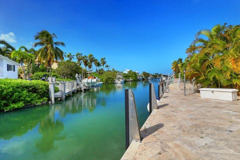 Waterfront Luxury Home with Pool and Boat Dock home Haus in Key Colony Beach