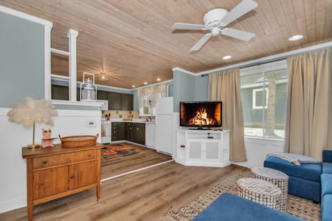 Beachglass Cottage - Family Friendly Kids and Pets House in Grand Beach