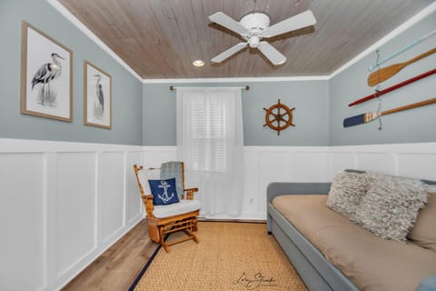 Beachglass Cottage - Family Friendly Kids and Pets House in Grand Beach