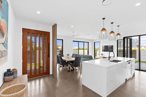 4 Bedroom Home in Pelican Waters with Heated Inground Pool Maison in Pelican Waters