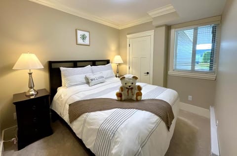 New two-bedroom legal suite with parking Villa in White Rock