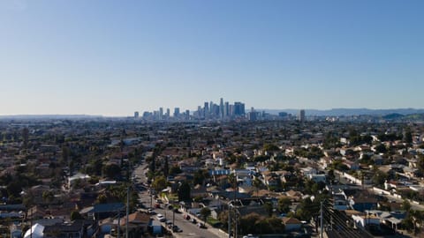 New Luxury Home with DTLA Views - Ideal for Groups Chalet in East Los Angeles