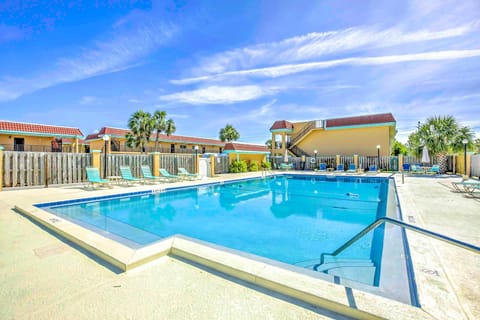 Sunny St Augustine Condo with Community Pool! Appartement in Crescent Beach