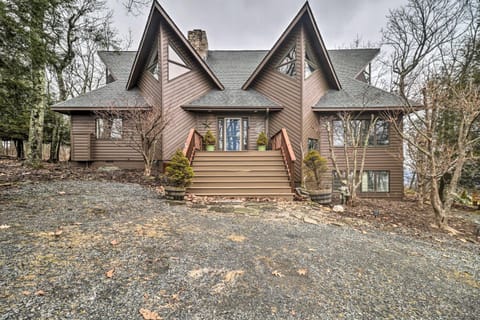 Mountaintop Wintergreen Resort House with Deck House in Massies Mill