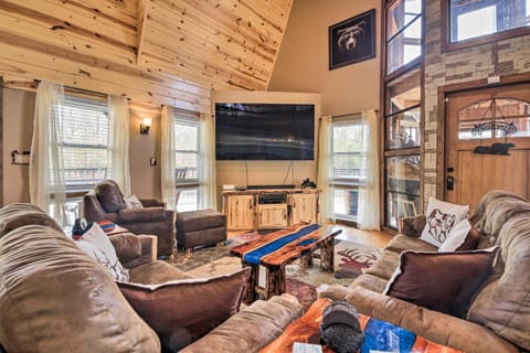 Strawberry Plains Cabin Private Pond and Game Room! House in Sevier County