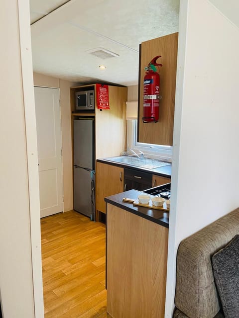 Kitchen or kitchenette, minibar