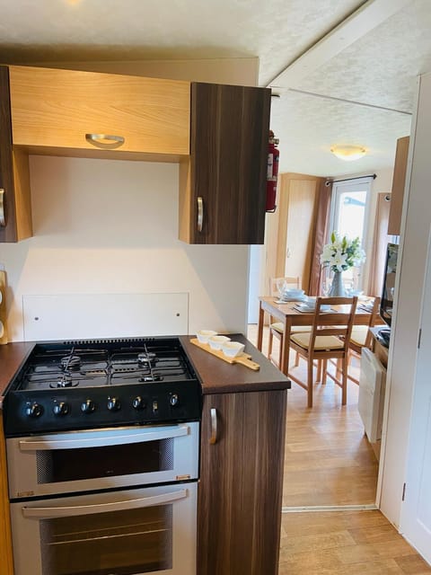 Kitchen or kitchenette, Dining area, stove