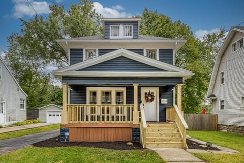 The Akron Retreat: Modern 3-Bedroom Oasis House in Akron