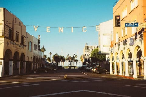 Elegant White Cottage, Venice Beach, California House in Venice Beach