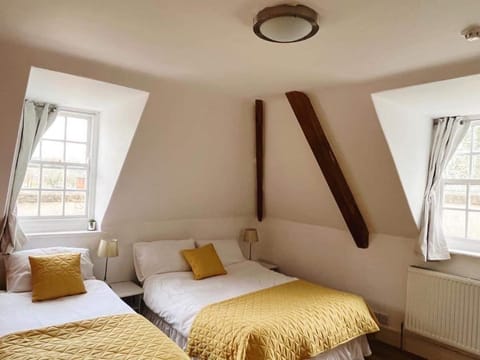 4 bed loft apartment overlooking historic town Condo in Trowbridge