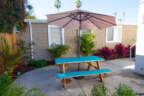 Ocean Beach Retreat, 2BR Newly Renovated, 2 blocks from beach and shops Apartment in Ocean Beach