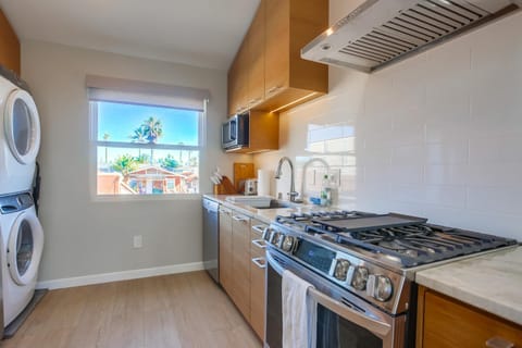 Ocean Beach Retreat, 2BR Newly Renovated, 2 blocks from beach and shops Apartment in Ocean Beach