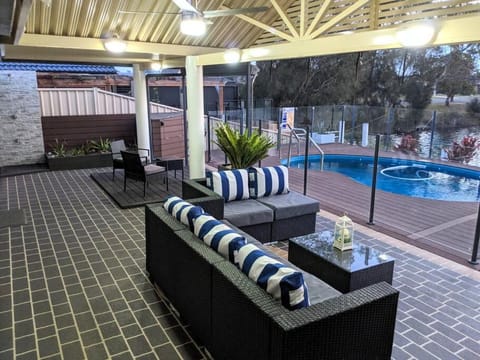 Grand Riviera Forster- waterfront, pool, wharf Casa in Forster