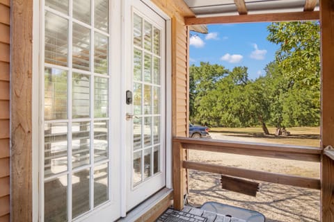 River Run Park Model Cabin on Guadalupe Bed and breakfast in Ingram