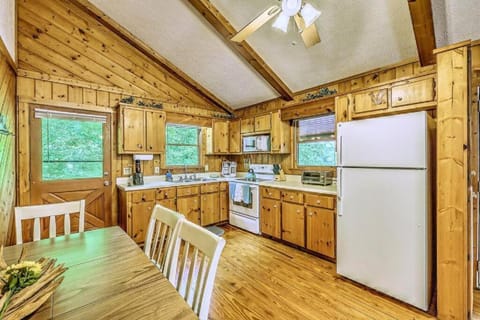 Peak-a-Blue Cabin - Watch Movies from Hot Tub, Mountain View, Fire Pit, Oversized Deck, Screened-in Porch Casa in Mineral Bluff