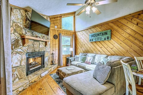 Peak-a-Blue Cabin - Watch Movies from Hot Tub, Mountain View, Fire Pit, Oversized Deck, Screened-in Porch Maison in Mineral Bluff