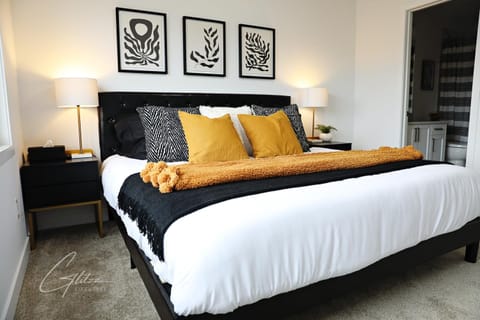 Chic Modern Home,King Bed,Fireplace,Disney Maison in Edmonton