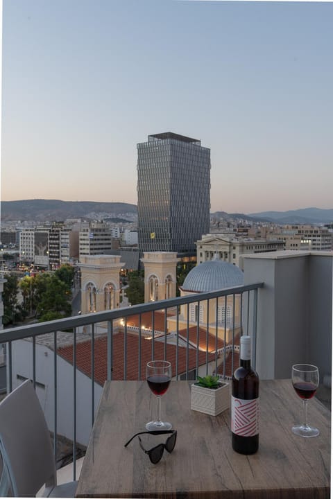 View (from property/room), Balcony/Terrace, City view, Alcoholic drinks