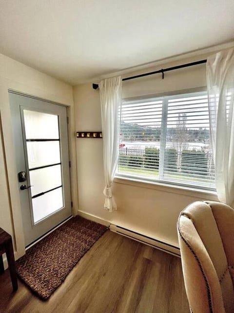 Cozy Lakeview Suite Apartamento in Langford