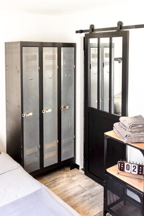 Bedroom, wardrobe
