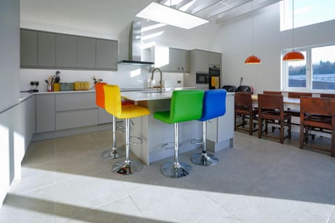 Kitchen or kitchenette, Dining area, minibar