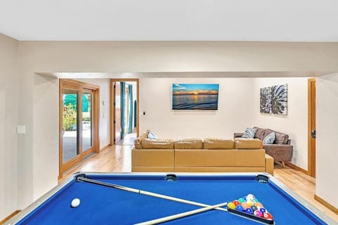 Communal lounge/ TV room, Billiard, Living room, Seating area