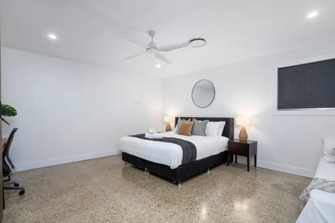 Family Waterfront Escape - Pool, 2 King rooms House in Gold Coast