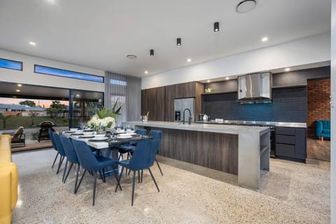 Family Waterfront Escape - Pool, 2 King rooms House in Gold Coast