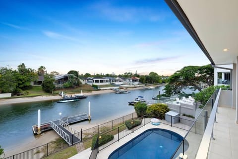 Sorrento Waterfront Retreat,Pool House in Gold Coast