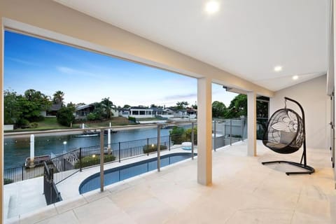 Sorrento Waterfront Retreat,Pool House in Gold Coast