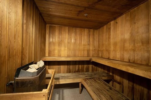 Heart of Downtown King Suite/Parkng/Pool/Gym/Sauna Apartment in Vancouver