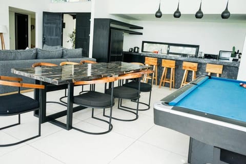 Billiard, Kitchen or kitchenette, Living room, Seating area