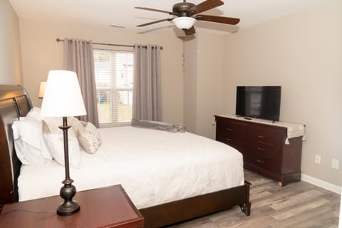 Beautiful spacious 4 bedroom house , sleeps 8+ Casa in Raleigh