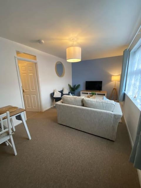 Bed, TV and multimedia, Living room, Photo of the whole room, Seating area