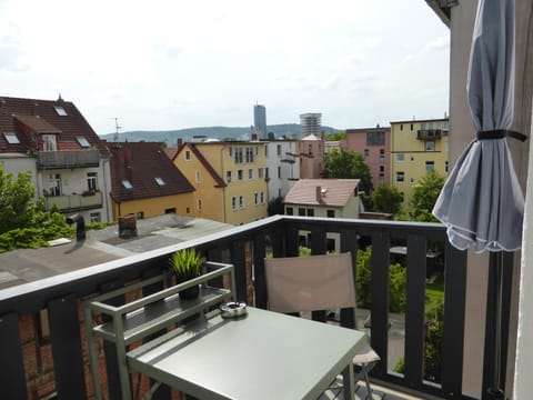 Property building, Patio, Day, View (from property/room), Balcony/Terrace, Dining area, City view