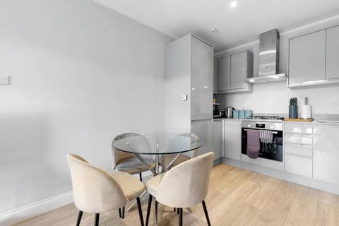 2 Bedroom Penthouse with parking High Wycombe By 360Stays Apartment in High Wycombe