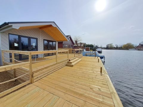 Property building, View (from property/room), View (from property/room), Balcony/Terrace, Seating area, River view, River view