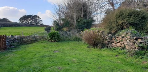 Maison bretonne à 300m de la mer avec cour et jardin clos à PLEUMEUR-BODOU - Réf 693 Villa in Trégastel