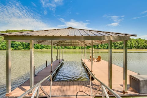 Lake Keowee Getaway Boat Dock, Deck, Grill! House in Lake Keowee