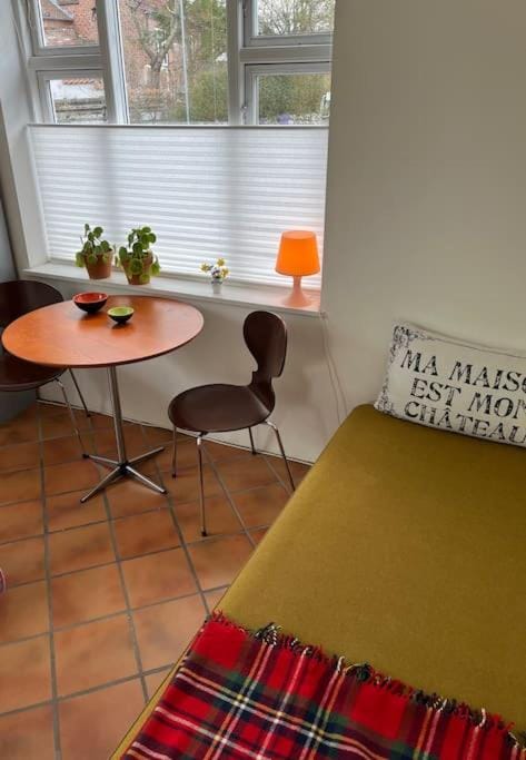 Skønne værelser med adgang til pejsestue og have Appartement in Aarhus