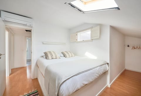 Bright Apt w Balcony, AC, Parking, By TimeCooler Condo in Lisbon