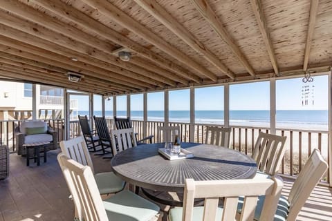1589 E Ashley Wayward Whims Oceanfront Classic Folly Cottage House in James Island