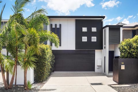 Executive, modern waterfront house House in Maroochydore