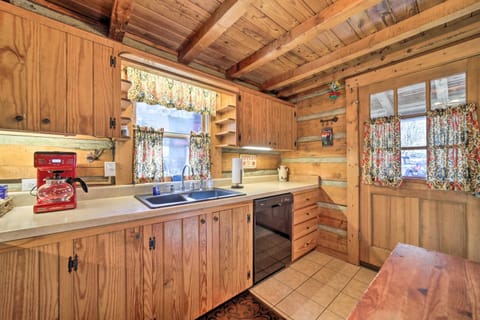 Maggie Valley Cabin with Game Room and Hot Tub! House in Maggie Valley