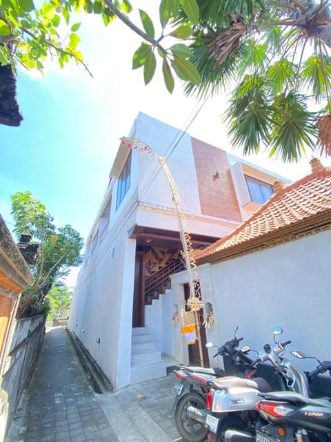 Wika Guesthouse Alojamiento y desayuno in Kediri