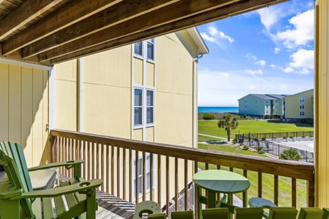 Fun in the Sun - Condo with Ocean and Pool Views Eigentumswohnung in Surf City